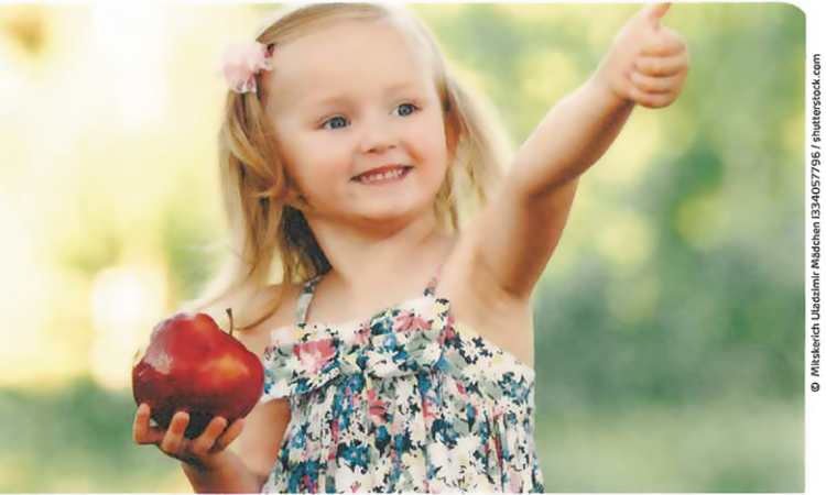 Fröhliches Mädchen mit Apfel